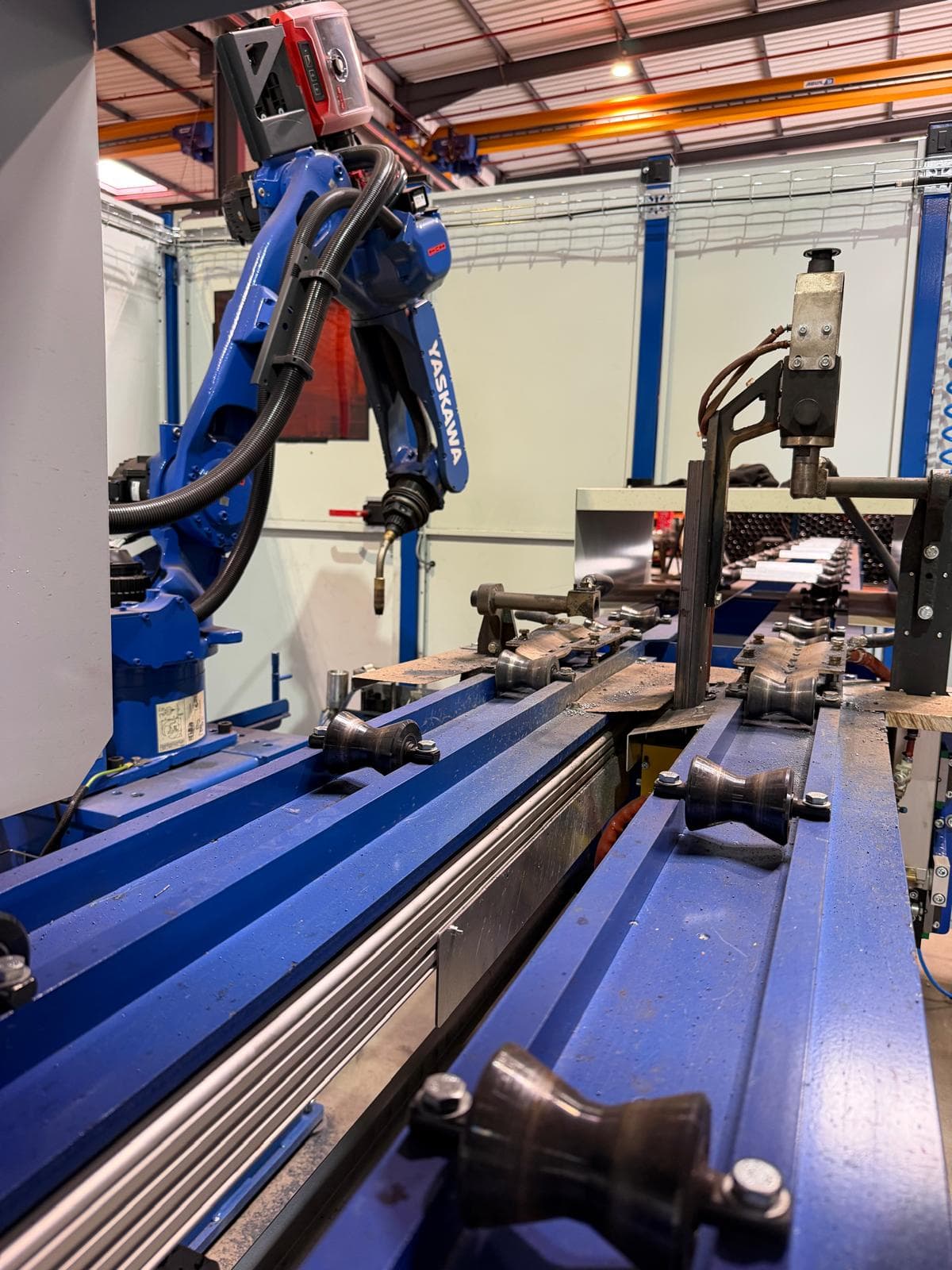 Bras robotisé Yaskawa en action sur les tubes